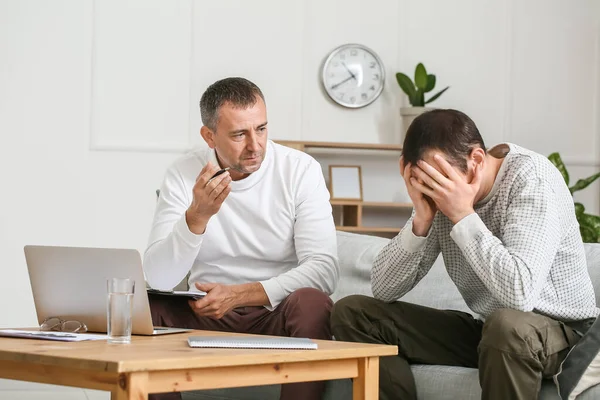 Psycholog Pracujący Pacjentem Biurze — Zdjęcie stockowe