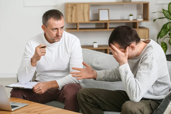 Psicólogo Masculino Trabajando Con Paciente Consultorio — Foto de Stock