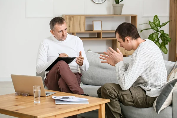 Psicólogo Masculino Trabajando Con Paciente Consultorio — Foto de Stock