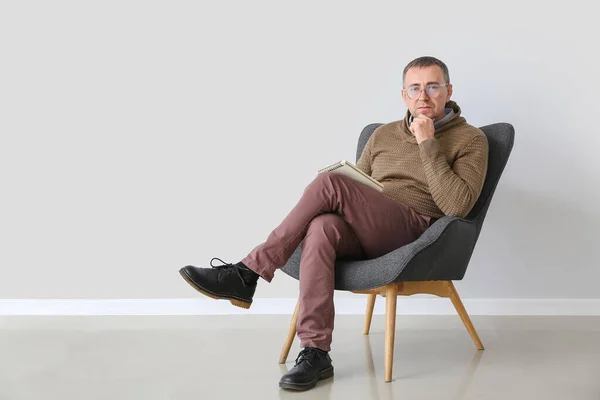 Psychologue Masculin Assis Dans Fauteuil Près Mur Léger — Photo