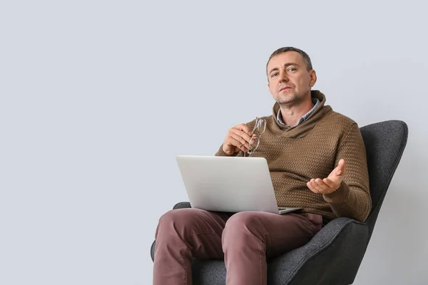 Male Psychologist Laptop Sitting Armchair Light Wall — Stock Photo, Image