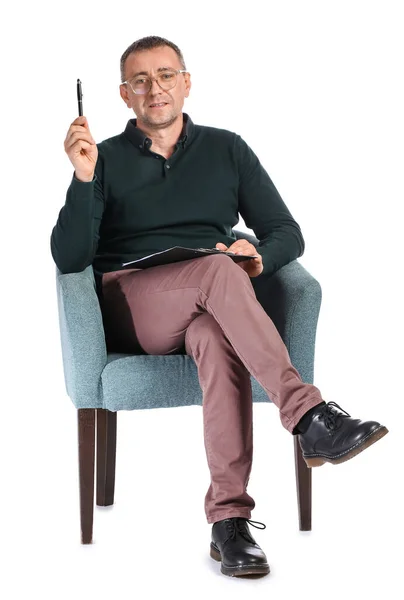 Männlicher Psychologe Sitzt Sessel Vor Weißem Hintergrund — Stockfoto