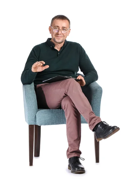 Männlicher Psychologe Sitzt Sessel Vor Weißem Hintergrund — Stockfoto