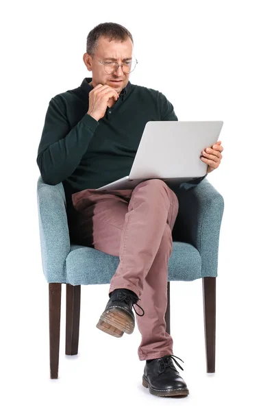 Männlicher Psychologe Mit Laptop Sitzt Sessel Vor Weißem Hintergrund — Stockfoto
