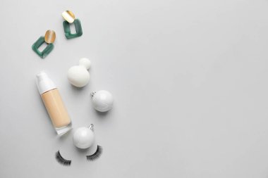 Beyaz arka planda kozmetik ürünleri olan Noel kompozisyonu