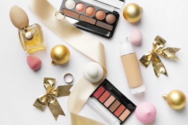 Beyaz arka planda kozmetik ürünleri olan Noel kompozisyonu