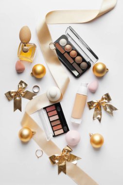 Beyaz arka planda kozmetik ürünleri olan Noel kompozisyonu