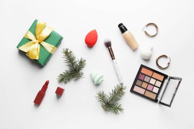 Beyaz arka planda kozmetik ürünleri olan Noel kompozisyonu