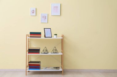 Raf üniteli modern odanın içi