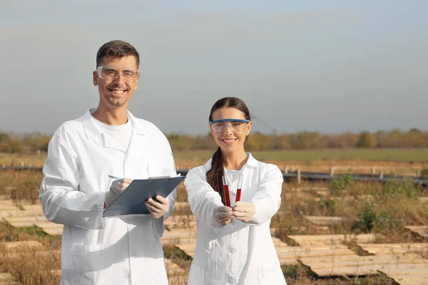 Cientistas Estudando Caracóis Fazenda — Fotografia de Stock