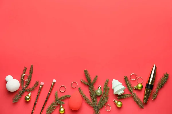 Composición Navideña Con Cosméticos Sobre Fondo Color — Foto de Stock