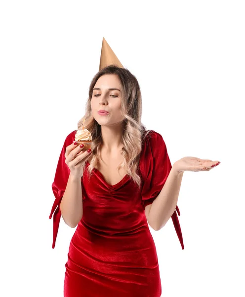 Mooie Jonge Vrouw Blazen Kaars Verjaardag Cupcake Tegen Witte Achtergrond — Stockfoto