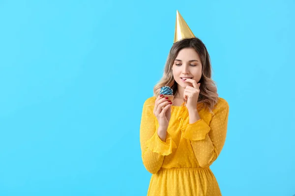 Mooie Jonge Vrouw Met Verjaardag Cupcake Kleur Achtergrond — Stockfoto