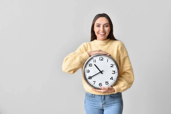 Mooie Jonge Vrouw Met Klok Grijze Achtergrond — Stockfoto