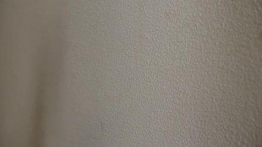 İşçi çekiçle duvarı yıkıyor, yakın plan.