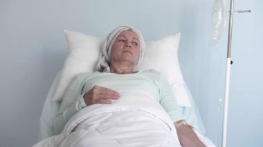 Klinikte kimyasal terapi gören olgun bir kadın.