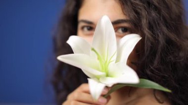 Geçmişinde güzel zambak olan genç bir kadın.