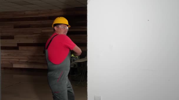 Worker Crashing Wall Hammer — Stock Video