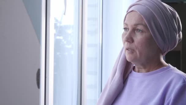 Depressive Reife Frau Nach Chemotherapie Fenster — Stockvideo