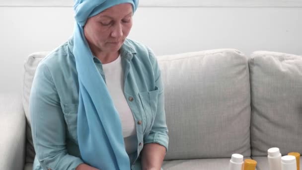 Mujer Madura Después Quimioterapia Tomar Medicamentos Casa — Vídeo de stock