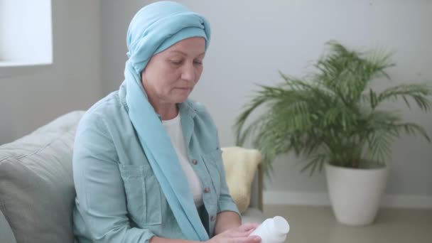 Gammal Kvinna Efter Kemoterapi Kommer Att Medicin Hemma — Stockvideo