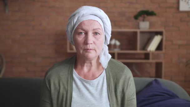 Зріла Жінка Після Хіміотерапії Вдома — стокове відео