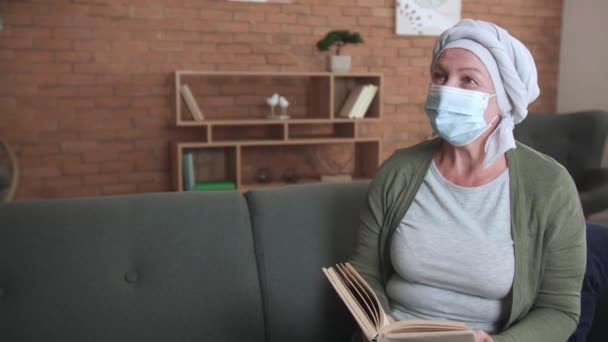 Jovem Visitando Sua Mãe Após Curso Quimioterapia Casa — Vídeo de Stock