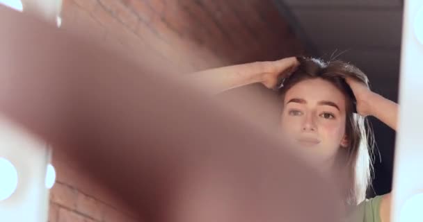 Mujer Joven Mirando Espejo Después Usar Tinte Henna Casa — Vídeos de Stock