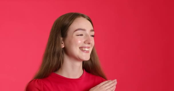 Счастливая Молодая Женщина После Использования Краски Волос Хны Цветном Фоне — стоковое видео