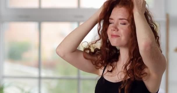 Красивая Молодая Женщина После Использования Краски Волос Хны Дома — стоковое видео