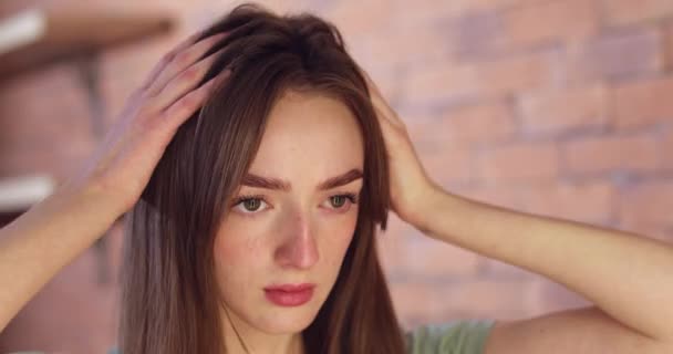 Молода Жінка Після Використання Фарби Волосся Домашніх Умовах — стокове відео