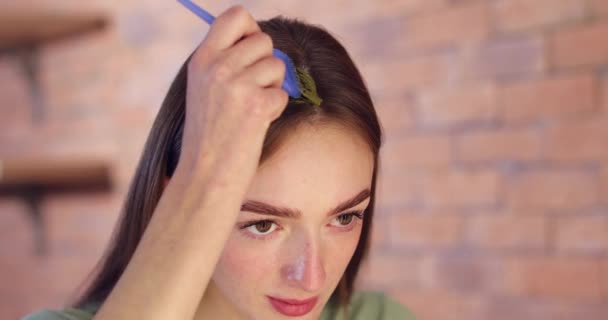 Mujer Joven Usando Tinte Para Cabello Henna Casa — Vídeos de Stock