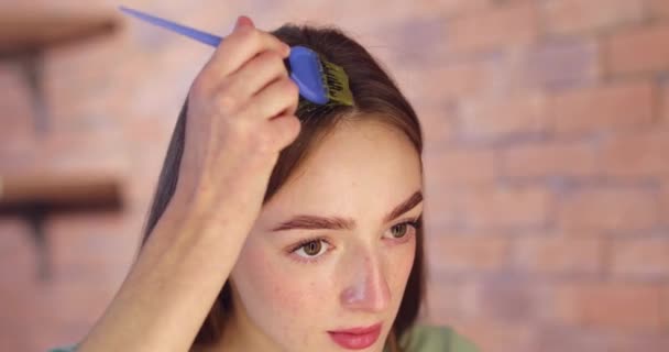 Молодая Женщина Использует Краску Волос Хной Дома — стоковое видео
