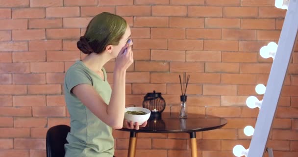 Ung Kvinna Använder Henna Hårfärgningsmedel Hemma — Stockvideo