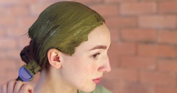Молодая Женщина Использует Краску Волос Хной Дома — стоковое видео