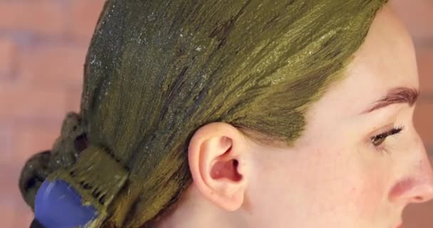 Mujer Joven Que Usa Tinte Para Cabello Henna Casa Primer — Vídeos de Stock