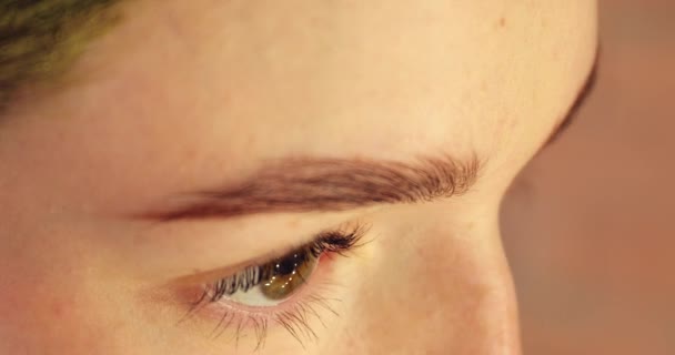 Mujer Joven Usando Tinte Pelo Henna Primer Plano — Vídeos de Stock