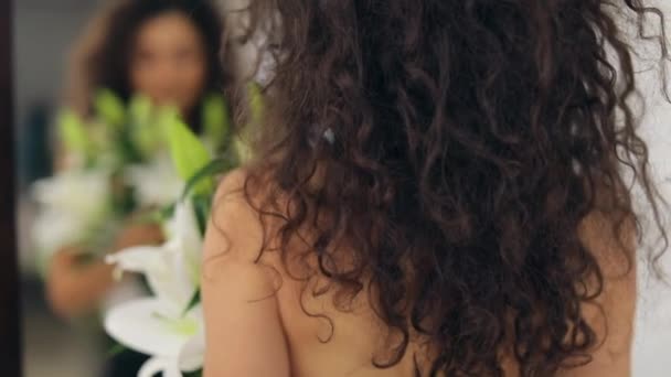 Junge Frau Mit Einem Strauß Schöner Lilien Blickt Den Spiegel — Stockvideo
