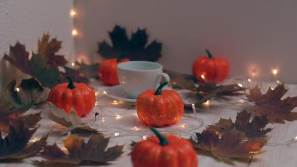Красива Осіння Композиція Чашкою Декоративними Гарбузами Столі — стокове відео