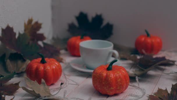 テーブルの上にカップや装飾的なカボチャと美しい秋の組成 — ストック動画