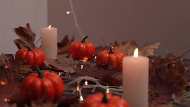 美丽的秋天的构图 桌上放着蜡烛和装饰南瓜 — 图库视频影像