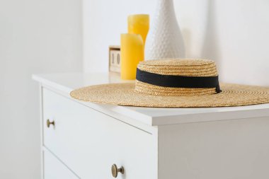 Çekmeceler ve şık şapkalar.