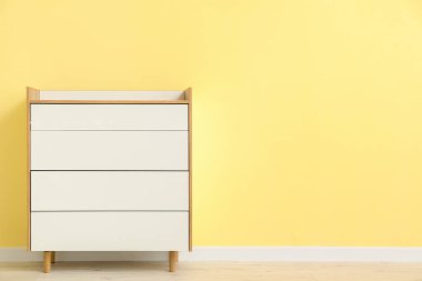 Renkli duvarın yanındaki modern çekmeceler.