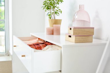 Renkli duvarın yanındaki çekmeceler.