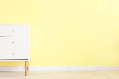 Renkli duvarın yanındaki çekmeceler.