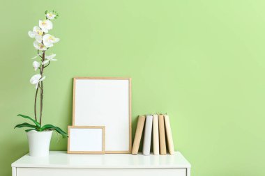 Renkli duvarın yanındaki modern çekmeceler.