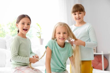 Yatak odasında örgü ören sevimli kuaförler.