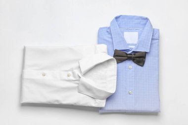 Açık arkaplanda yeni erkek gömlekleri