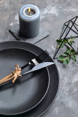 Gri arkaplanda güzel masa ayarları