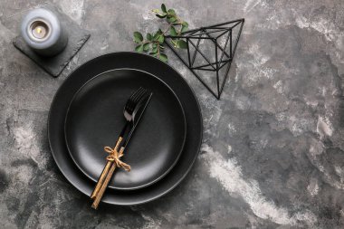 Gri arkaplanda güzel masa ayarları